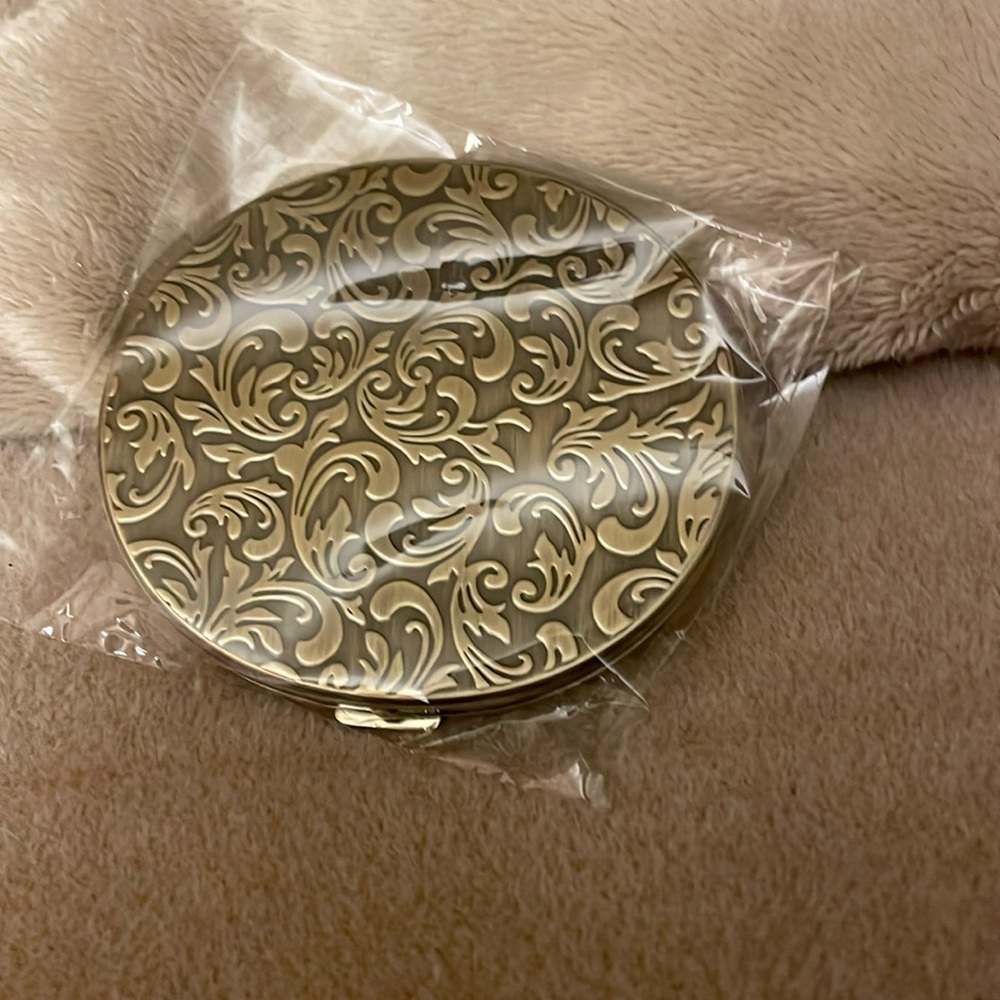 NWT. Unbranded mirror compact. O/S